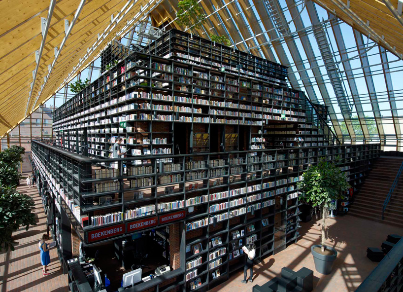 Vredehofplein en bibliotheek Spijkenisse